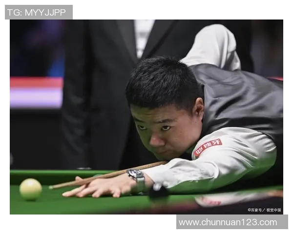 丁俊晖与足球明星同场竞技展现台球与足球的精彩碰撞